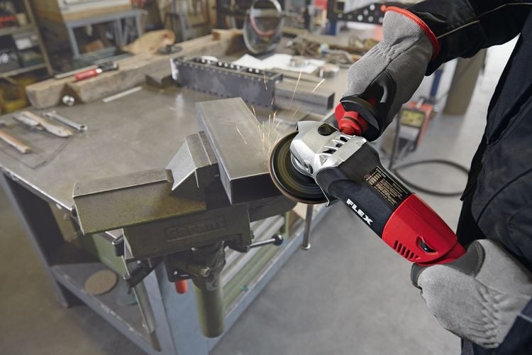 pics/Flex 2017/Winkelschleifer/406.503/flex-406503-1400-watt-winkelschleifer-application-hands.jpg
